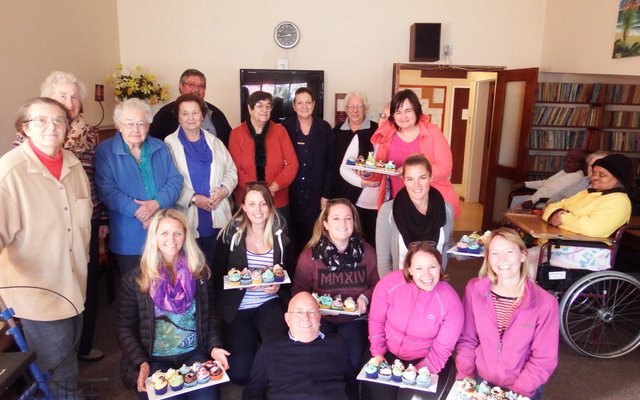 ‘n Groep gaste en personeel van Grootbos Foundation het “selfgebakte” koekies vir HaS se inwoners en personeel gebring en ook lekker met hulle gesels, met Michael Lutzeyer (Besturende Direkteur: Grootbos Natuurresservaat) gesellig plat op die vloer tussen die dames.